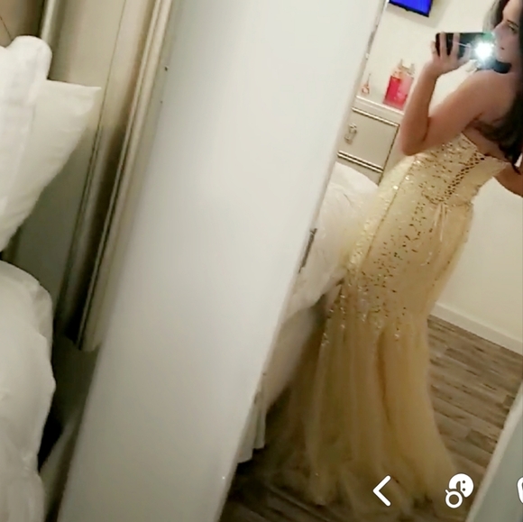 Mermaid GOLD Prom Dress. Size 4. Ony worn once. Crystal bodice. Tule skirt. - Picture 6 of 6